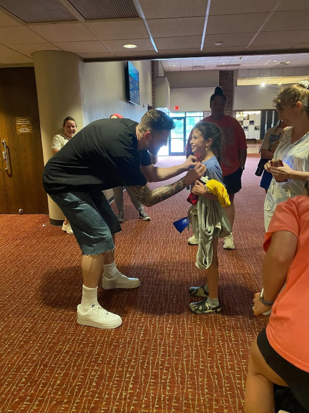 乐鱼官方网站-暖心！哈滕惊喜现身俄城儿童剧院夏令营，观看孩子们表演