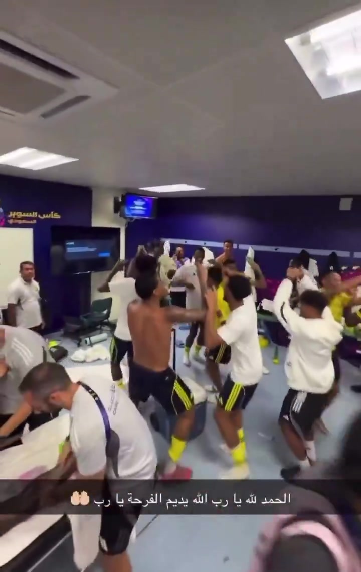 乐鱼网址-我就静静看着😎胜利更衣室激情庆祝，C罗穿着内裤跟随音乐点头