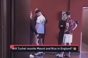 曼联首轮不敌阿森纳赛后，图赫尔在球员通道和芒特、肖聊了很久