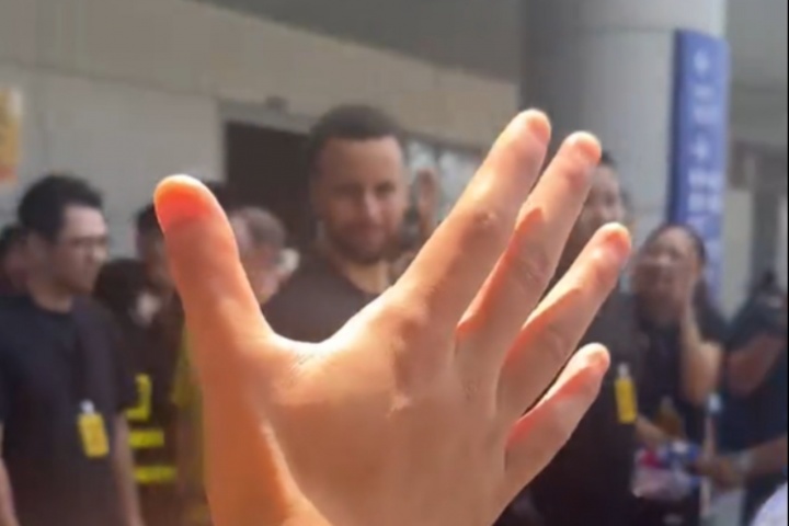 乐鱼体育平台-纯搞子！有球迷对库里喊“詹姆斯！詹姆斯！握个手詹姆斯！”