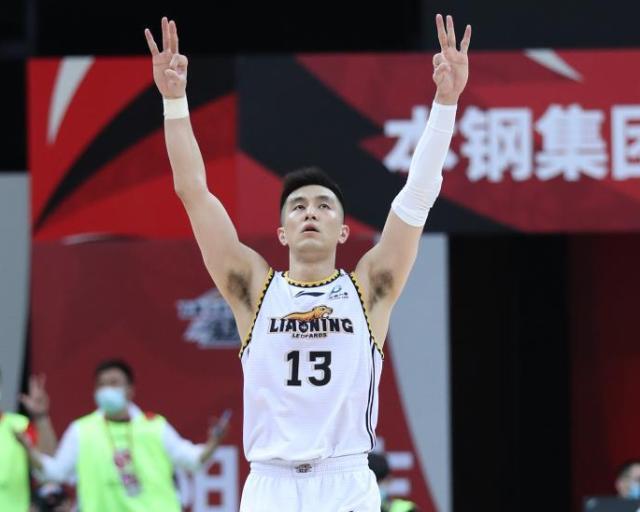 乐鱼网址-郭艾伦赛季首秀姗姗来迟 轻松轰下28+5彰显好状态